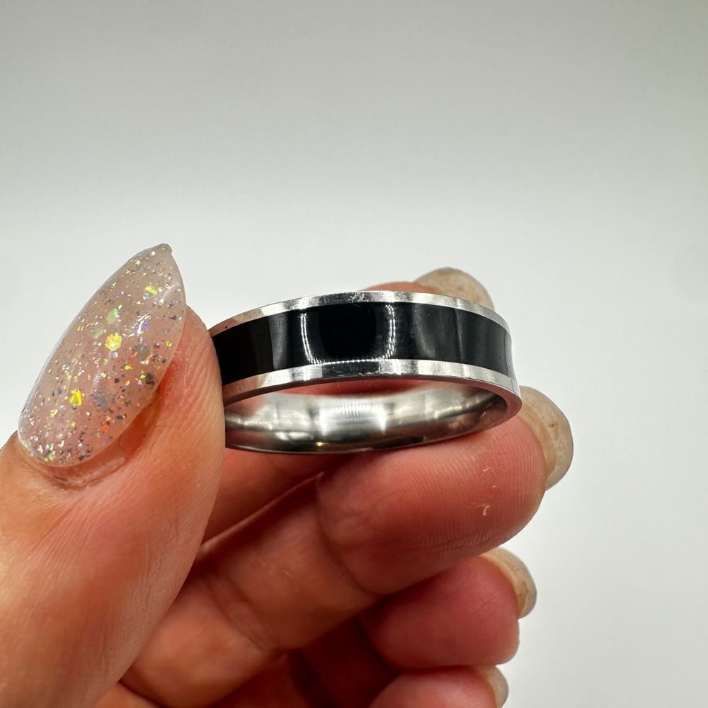 Men's silver toned metal with black center wedding‎ band/fashion ring!
